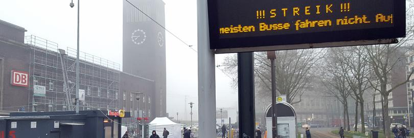 Straßenbahnhaltestelle mit digitalem Hinweisschild: "STREIK!"