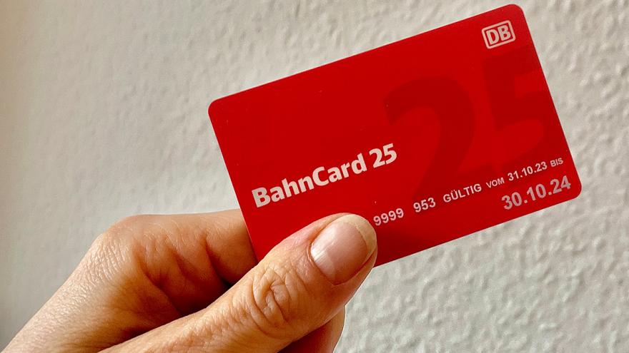 Hand hält rote BahnCard 25